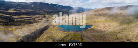 À côté des lacs turquoise mountain pass road, Mjóifjörður col santé, Fjords de l'Est, l'Islande Banque D'Images