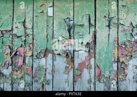 Peeling green et de la peinture rouge sur le mur en bois, les mineurs russes Barentsburg, règlement Isfjorden, Spitsbergen Banque D'Images