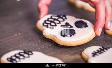 Étape par étape. La décoration de crâne en sucre cookies avec des couleurs de glaçage royal. Banque D'Images