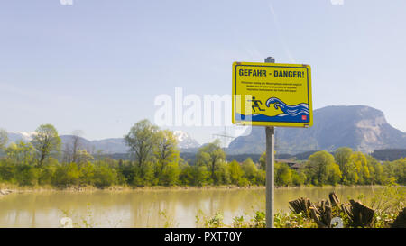 Rivière avec un signe de danger Banque D'Images