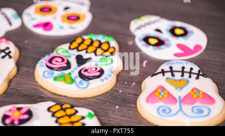 Étape par étape. La décoration de crâne en sucre cookies avec des couleurs de glaçage royal. Banque D'Images