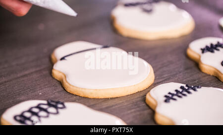 Étape par étape. La décoration de crâne en sucre cookies avec des couleurs de glaçage royal. Banque D'Images