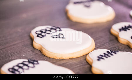 Étape par étape. La décoration de crâne en sucre cookies avec des couleurs de glaçage royal. Banque D'Images
