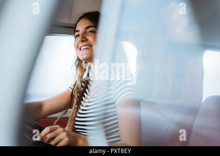 Young woman smiling on road trip du pilote Banque D'Images