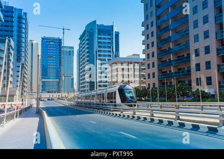 La ville de Dubaï en tramway sur fer moderne. Emirats Arabes Unis Banque D'Images