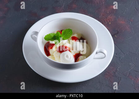 Healthe - petit déjeuner paresseux quenelles avec de la crème et de la confiture de fraise Banque D'Images