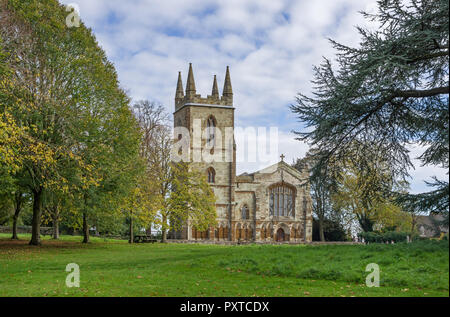 L'église de St Mary, dans le village de Canons Ashby, Northamptonshire, Royaume-Uni ; il incorpore des fragments d'un prieuré Augustin du 12e siècle Banque D'Images