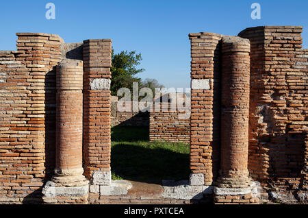 Ruines d'une ancienne porte romaine, Ostia Antica, la ville portuaire construit à l'appui de Rome. L'élégant portail est construit de brique avec des colonnes de chaque côté Banque D'Images