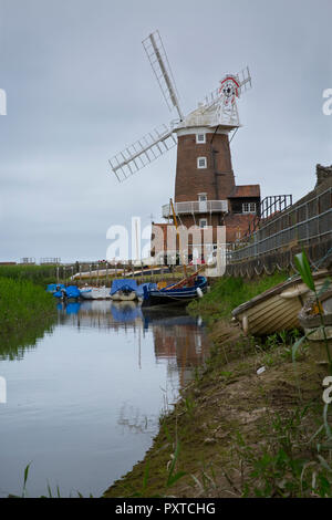 Le CLAJ moulin sur la rivière Glaven à Claj suivant la mer, Norfolk, Angleterre Banque D'Images