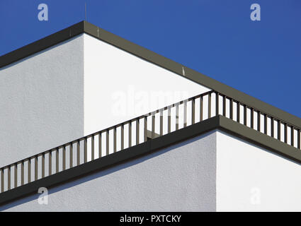 Coin d'un bâtiment blanc avec balustrade balcon diagonal et ciel bleu Banque D'Images