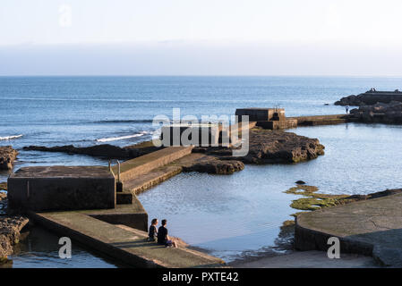 Estoril, Portugal - Juillet 9, 2018 : des mesures concrètes de l'eau de mer extérieure à côté de la mer par boardwalk à Estoril au Portugal Banque D'Images