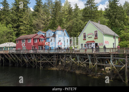 Creek Street dans le quartier historique de Ketchikan était un fameux Red Light Zone. Maintenant un bateau de croisière populaires appel sur le passage de l'intérieur. L'Alaska, USA. Banque D'Images