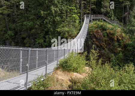 Pont suspendu de l'Elk Falls Parc provincial d'Elk Falls enjambe la rivière Campbell sur l'île de Vancouver en Colombie-Britannique, Canada. Banque D'Images