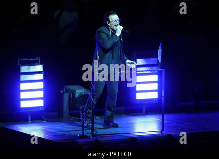 U2's Bono fonctionne à l'O2 Arena de Londres, au cours de leur expérience de l'iNNOCENCE  + tournée. Banque D'Images