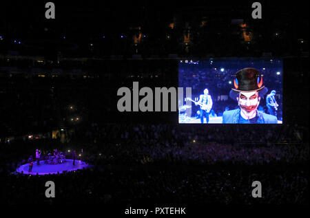 U2's Bono apparaît comme le diable à l'aide d'un filtre style snapchat comme il joue sur la scène à l'U2  + expérience d' iNNOCENCE. L'O2 Arena, Londres. Banque D'Images