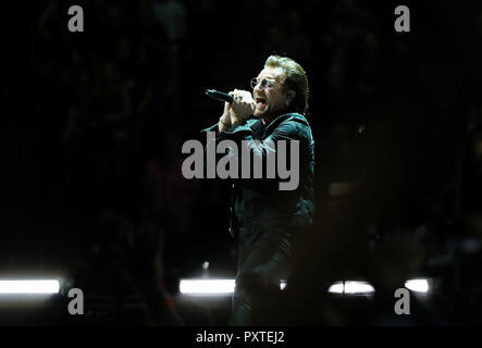 U2's Bono joue sur la scène à l'U2  + expérience d' iNNOCENCE. L'O2 Arena, Londres. Banque D'Images