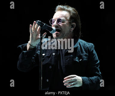 U2's Bono joue sur la scène à l'U2  + expérience d' iNNOCENCE. L'O2 Arena, Londres. Banque D'Images