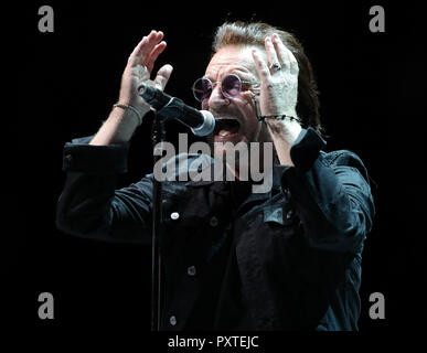 U2's Bono joue sur la scène à l'U2  + expérience d' iNNOCENCE. L'O2 Arena, Londres. Banque D'Images