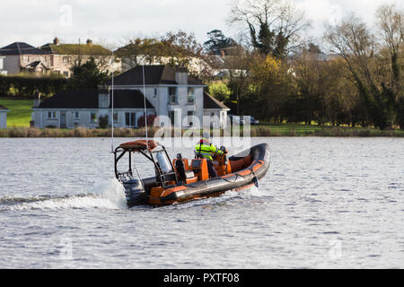 Le maître de port le bateau de sauvetage à grande vitesse sur le Lough Neagh avec maisons en arrière-plan, près de Oxford Island Marina, Kinnego, N.Ireland. Banque D'Images