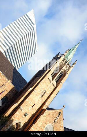 Un gratte-ciel du centre de Cleveland est juxtaposée à la Cathédrale de Saint Jean l'Évangéliste dans le centre-ville de Cleveland, Ohio, USA. Banque D'Images