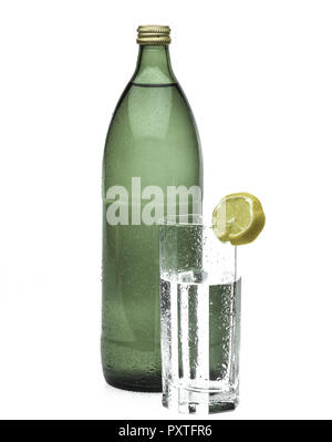 Wasserglas mit Zitrone und Wasserflasche, verre d'eau avec du citron et une bouteille d'eau, eau, eau minérale, boissons sans alcool, une bouteille d'eau, d'alcool, boissons, N Banque D'Images
