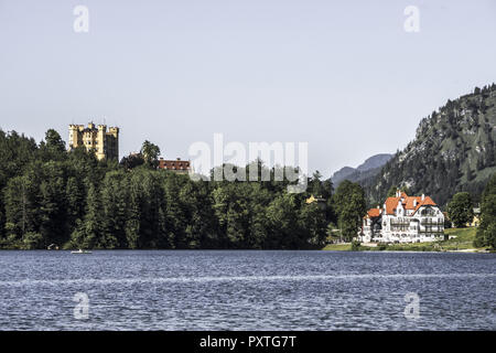 Alpsee mit Blick auf Schloss Hohenschwangau und Hotel Alpenrose, Füssen Ostallgäu, Bayern, Deutschland, Alpsee avec vue sur Château de Hohenschwangau et H Banque D'Images
