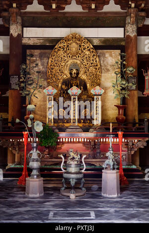 Ancienne statue de Bouddha doré en Butsuden, salle du Bouddha, de temple Daitoku-ji, temple bouddhiste Zen japonais, Kyoto, Japon Banque D'Images