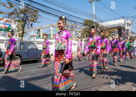 Les femmes dans de belles robes parade à Chiang Mai Banque D'Images