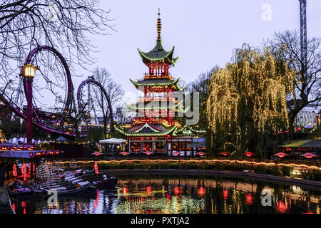 Chinesischer Turm im Weihnachtsdekoration Tivoli mit, Copenhague, Danemark, Europe, Tour Chinoise dans Tivoli avec décoration de Noël, Copenhague, Den Banque D'Images