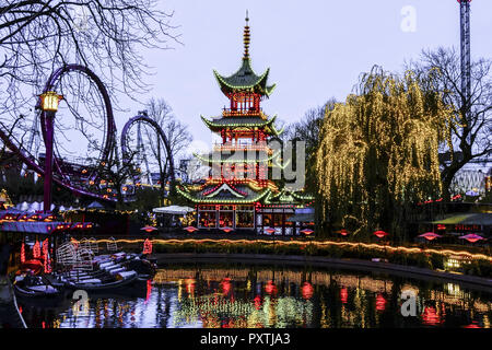 Chinesischer Turm im Weihnachtsdekoration Tivoli mit, Copenhague, Danemark, Europe, Tour Chinoise dans Tivoli avec décoration de Noël, Copenhague, Den Banque D'Images