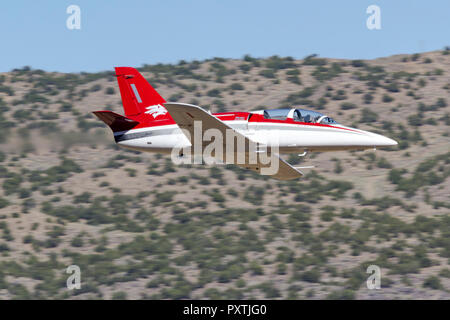 Bob McCormack 'Pilotes' Athena, un Aero Vodochody L-39 Albatross le long de la vallée de la vitesse lors d'une course de classe Jet dans le cadre de la 2018 Reno Nationa Banque D'Images
