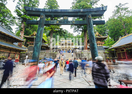 Nikko, JAPON - 15 octobre 2018 : les touristes visite du temple Nikko Toshogu à Nikko à l'automne, le Japon. Banque D'Images