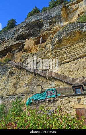 Escaliers précaire aux vestiges des fortifications médiévales à la Roque-Gageac, un des plus beaux villages de France, sur la rivière Dordogne Banque D'Images