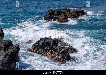 Océan Atlantique vagues se brisant sur la roche ignée sur le bord du champ de lave de Playa de los Guirres, La Palma, Canary Islands, Spain Banque D'Images