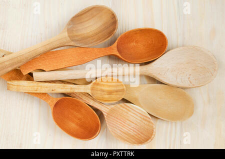 Accueil décor de cuisine : cuillère en bois sur fond de bois. Style rustique. Vue de dessus. Banque D'Images