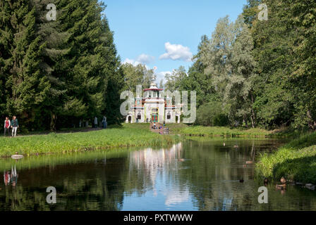 TSARSKOYE SELO, SAINT-PETERSBOURG, Russie - le 22 août 2018 : Les gens près de la craquement (Chinois) Summer-House dans le parc Catherine. Banque D'Images