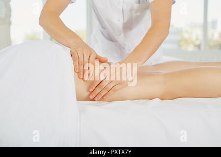 Massage des pieds dans la salle de massages. Banque D'Images