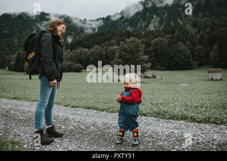 Autriche, Vorarlberg, Mellau, mère et enfant sur un voyage dans les montagnes Banque D'Images