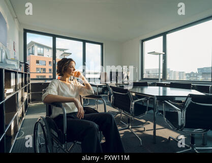 Mobilité business woman sitting in wheelchair, smiling Banque D'Images