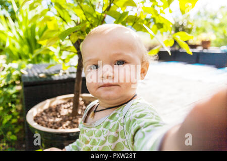 Portrait of baby boy avec bras étendu Banque D'Images