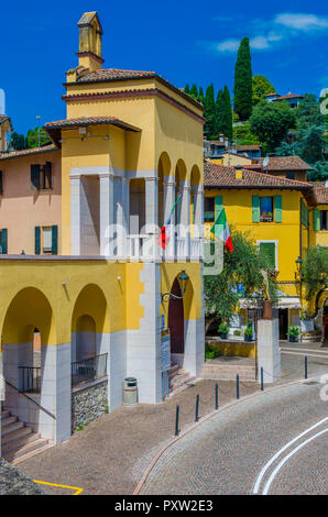 L'Italie, Lombardie, Gardone Riviera, porte de ville Banque D'Images