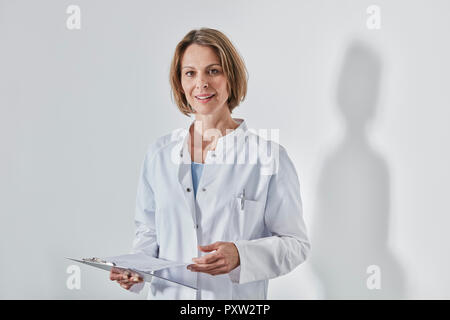 Portrait de femme médecin avec l'anamnèse questionnaire Banque D'Images