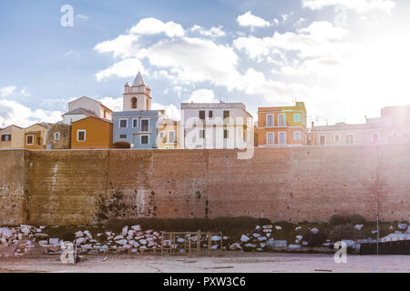 L'Italie, Molise, Campobasso, vieille ville et mur de la ville contre le soleil Banque D'Images