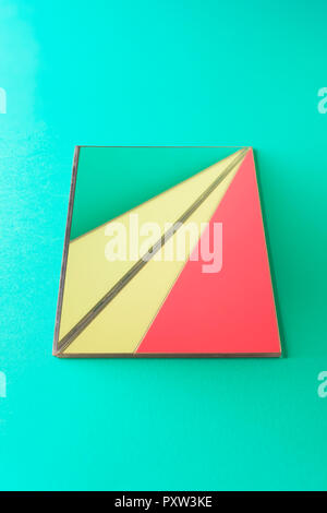 Miroirs en forme de triangle sur fond vert Banque D'Images