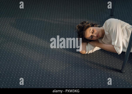 Two Businesswomen in office de couchage sur marbre Banque D'Images