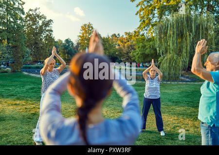 Groupe de personnes faisant le Tai Chi dans un parc Banque D'Images