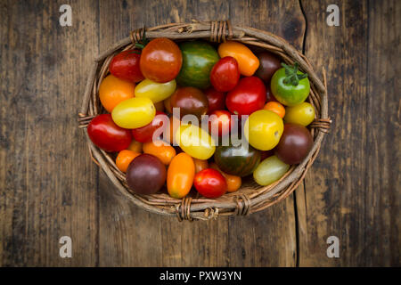 Panier de Heirloom tomatoes sur bois Banque D'Images