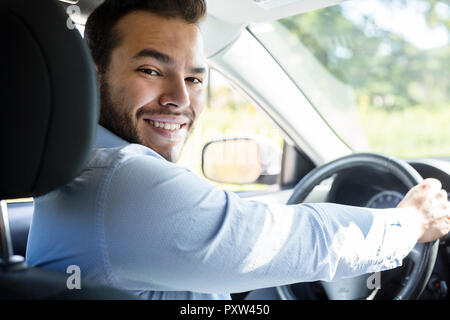 Closeup portrait, les hommes sur sa nouvelle voiture Banque D'Images