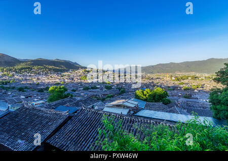 La Chine, le Yunnan, Lijiang, des toits de la vieille ville Banque D'Images
