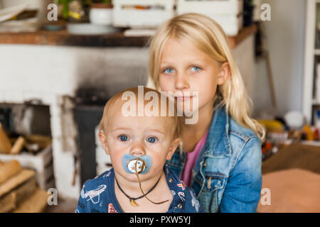 Portrait of Girl with baby boy frère à la maison Banque D'Images